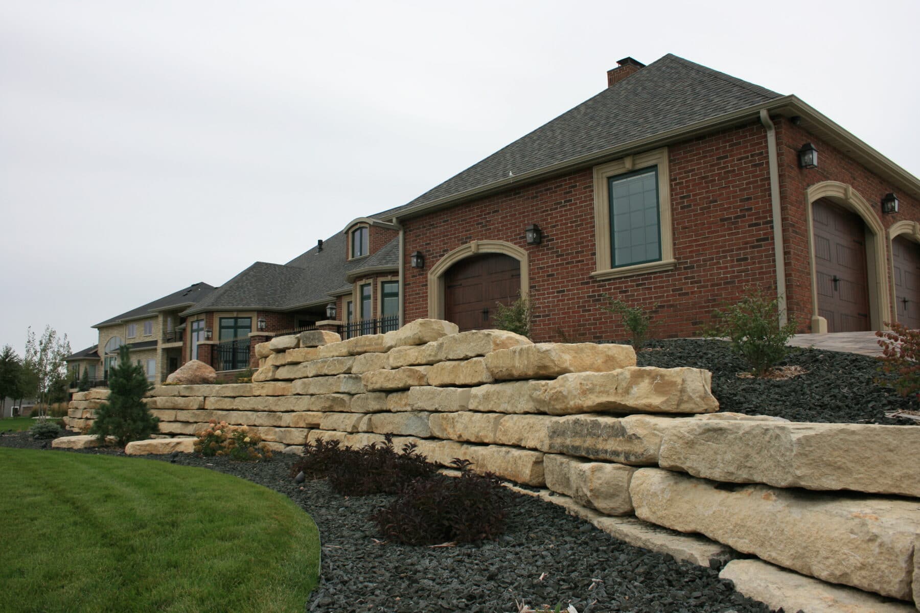 Elm-Creek-Ledge-Stone-with-Grizzly-Brown-Decorative-Rock